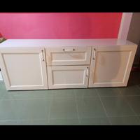 mobile da sala con il piano superiore in vetro 