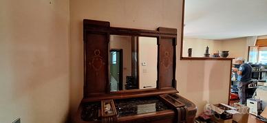 Credenza antica in legno intarsiata con marmo