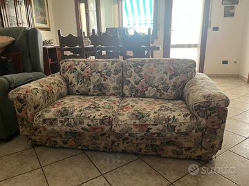 Divano a due posti fiorato