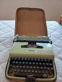 Macchina da scrivere Olivetti lettera 22