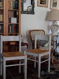 2 Sedie in legno massello bianche impagliate.