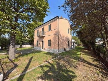 Casa indipendente di 215 m² con più di 5 locali e 