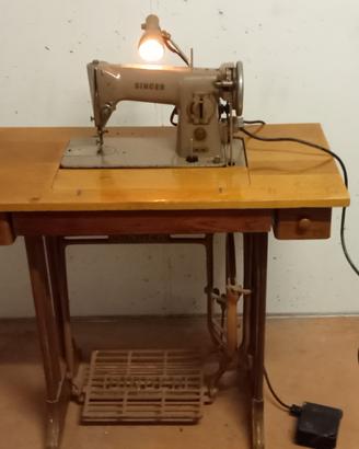 Macchina da cucire d'epoca Singer a scomparsa