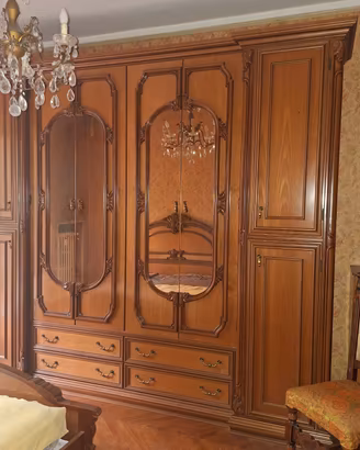 Camera da letto classica in legno 
