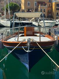 Barca a motore in legno