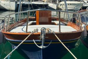 Barca a motore in legno