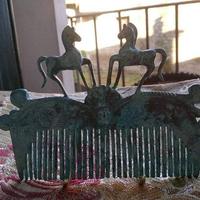 PETTINE ETRUSCO(NUOVO) BRONZO PATINATO CON CAVALLI