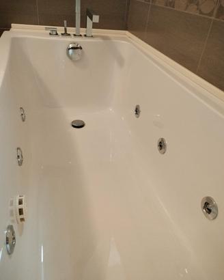 VASCA DA BAGNO CON IDROMASSAGGIO 