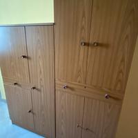 Mobili colore noce in legno trattato