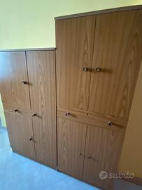 Mobili colore noce in legno trattato