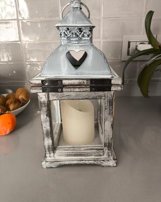 Lanterna shabby chic in legno e metallo 30×15 cm