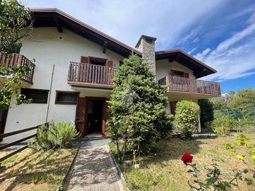 VILLA A SCHIERA A VILLA DI TIRANO