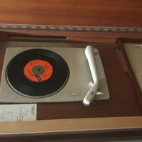 Radio vitage a mob con giradischi Minerva Firenze