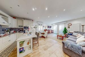 Appartamento al Primo Piano con Ingresso Indipende