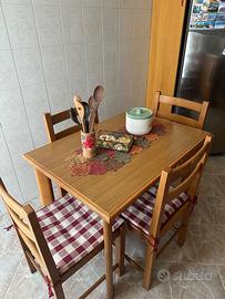 Tavolo da cucina con sedie