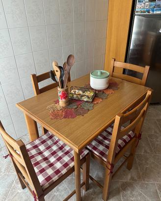 Tavolo da cucina con sedie