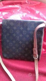 LV : Borsa-borsello, piatto, marcato LV