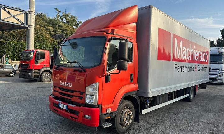 Isuzu F14.240 furgone con pedana