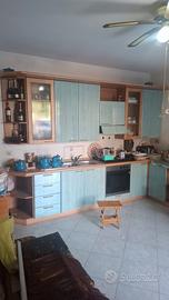 cucina. stanza da letto. stanzetta e  2 divani