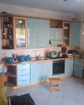 cucina. stanza da letto. stanzetta e  2 divani