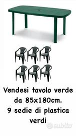 tavolo con 9 sedie tutto in plastica