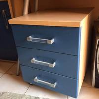 Comodino con rotelle
