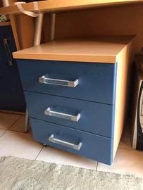 Comodino con rotelle