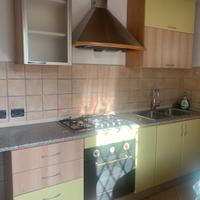 Cucina completa con frigorifero