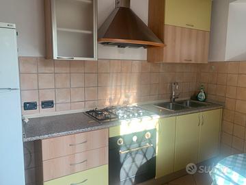 Cucina completa con frigorifero