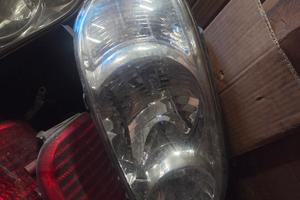 Fari fanali anteriori e possteriori KIA  Carnival