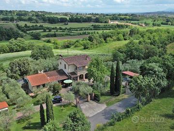 Rustico / Casale di 200 m² con più di 5 locali e b