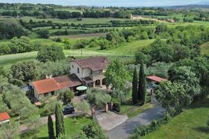 Rustico / Casale di 200 m² con più di 5 locali e b