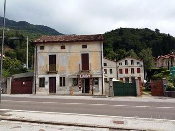 Vendita nr 5 fabbricati e terreno per 35.000 mq