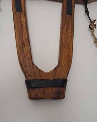 Antico giogo in legno e ferro battuto
