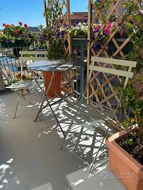 Tavolo con sedie da giardino in acciaio