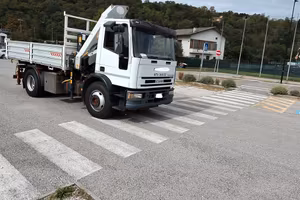 Iveco eurocargo 150E24 con gru