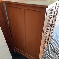 Cassettiera da tipografo con lettere in metallo