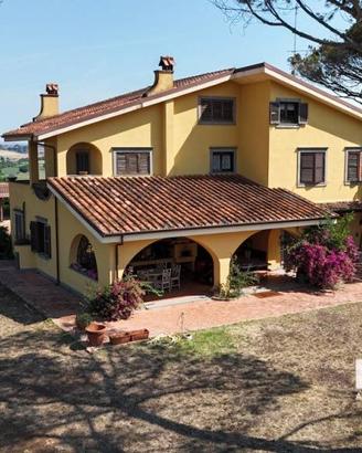 Villa di 500 m² con più di 5 locali e box auto dop