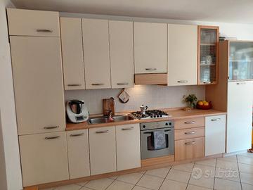 Cucina completa di elettrodomestici 