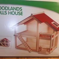Casa di bambole di legno con arredi e pupazzi