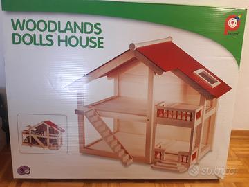 Casa di bambole di legno con arredi e pupazzi