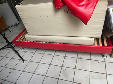 Letto pelle rossa