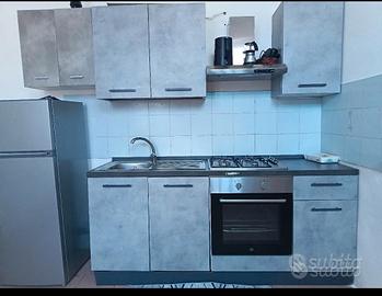 divano, armadio, cucina, tavolo e sedie