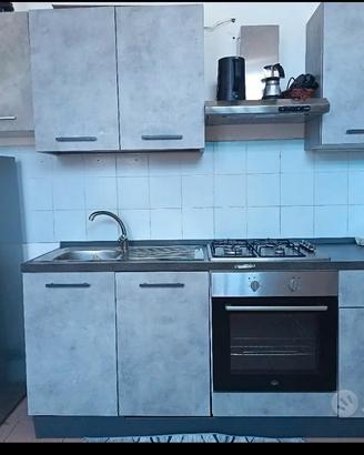 divano, armadio, cucina, tavolo e sedie