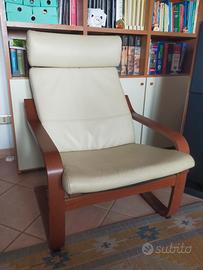 Poltrona Poang con seduta in pelle beige