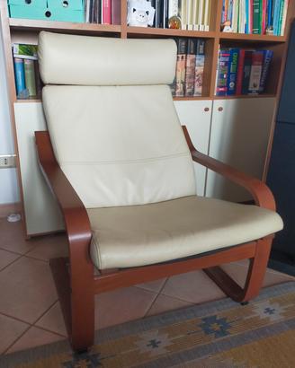 Poltrona Poang con seduta in pelle beige