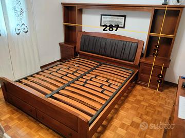 Letto matrimoniale con ponte in legno