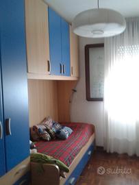 cameretta con letto 