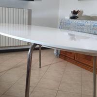 Tavolo in legno laccato bianco e gambe in acciaio 