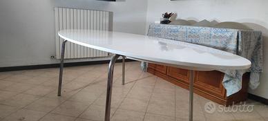 Tavolo in legno laccato bianco e gambe in acciaio 